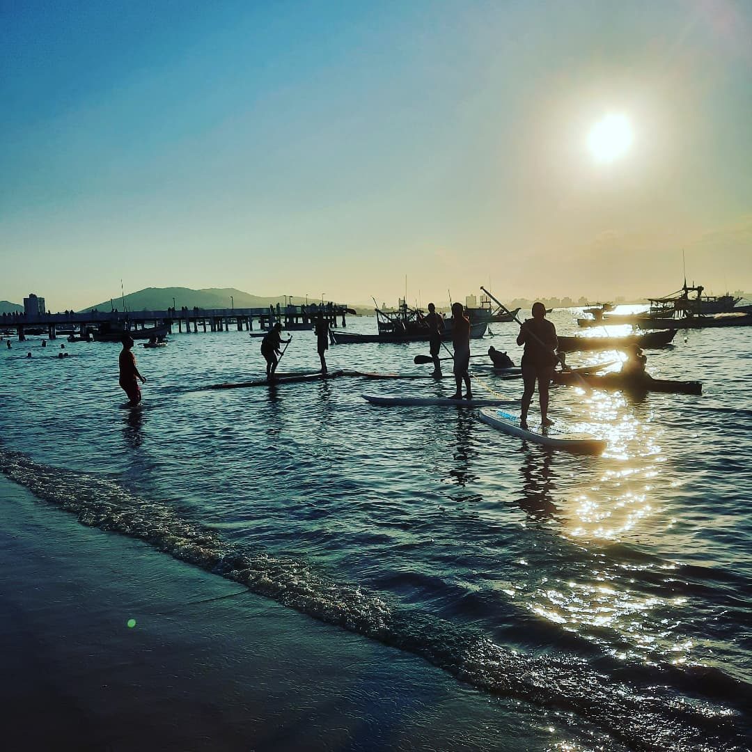 Caiaques e pranchas de stand up paddle no trapiche da Armação, em Penha