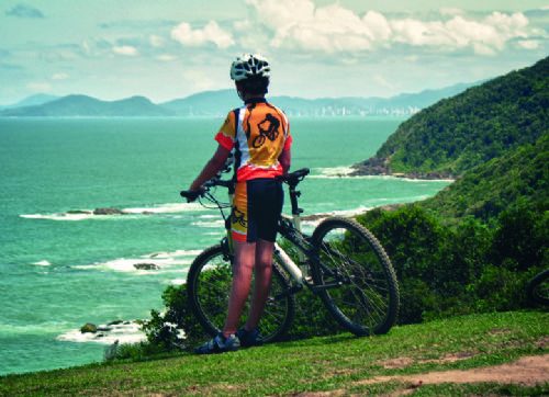 Ciclistas em rota de cicloturismo pelo litoral de Penha