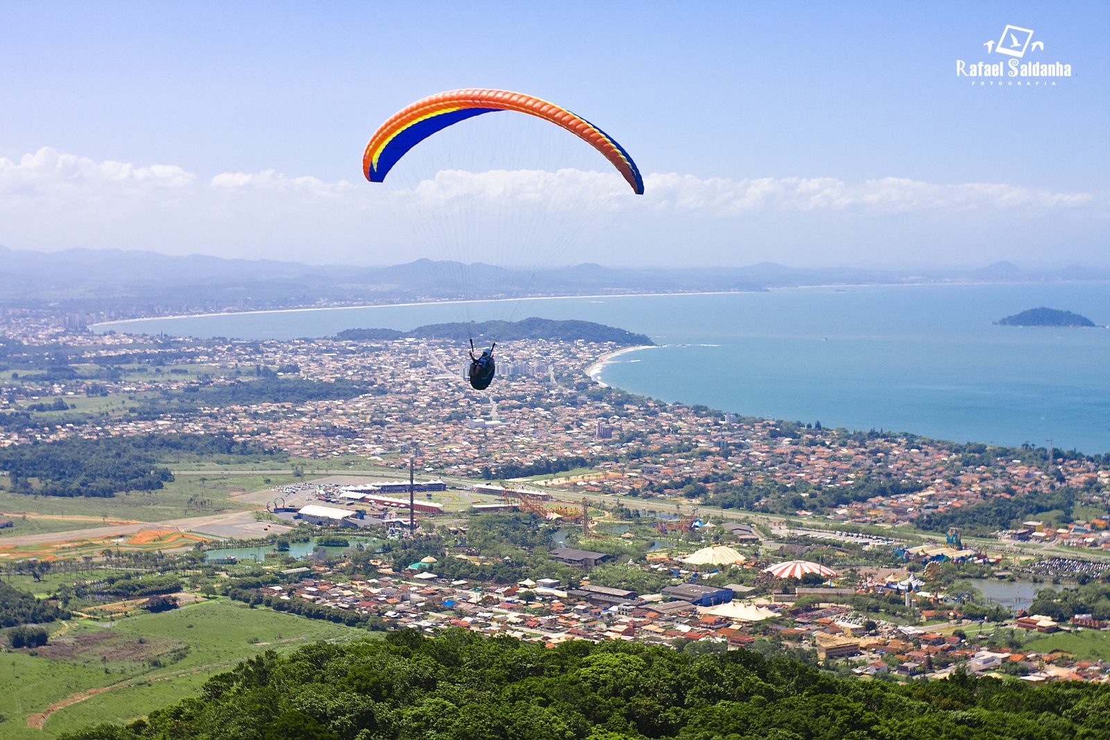 Parapente decolando do Mirante da Praia Vermelha, em Penha