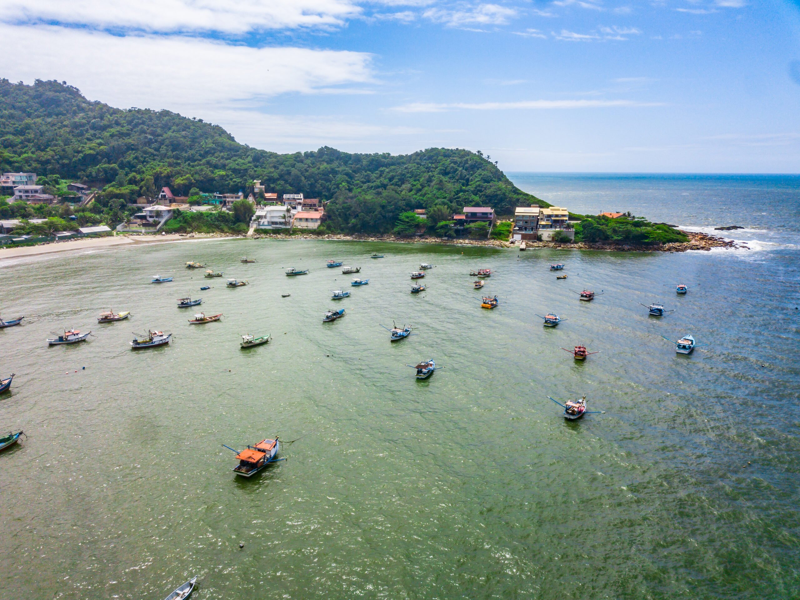 Vista aérea da Praia de São Miguel, em Penha, com dezenas de barcos de pesca ancorados na enseada